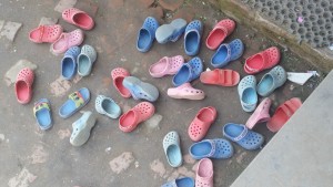 Hvordan finner barna rett par? Svar: De gjør ikke det. De tar bare to av skoene.