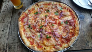 Pizza på Roadhouse café i Thamel.