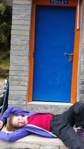 Hvor sliten må en være for å legge seg på trappetrinnet utenfor en nepalsk do?